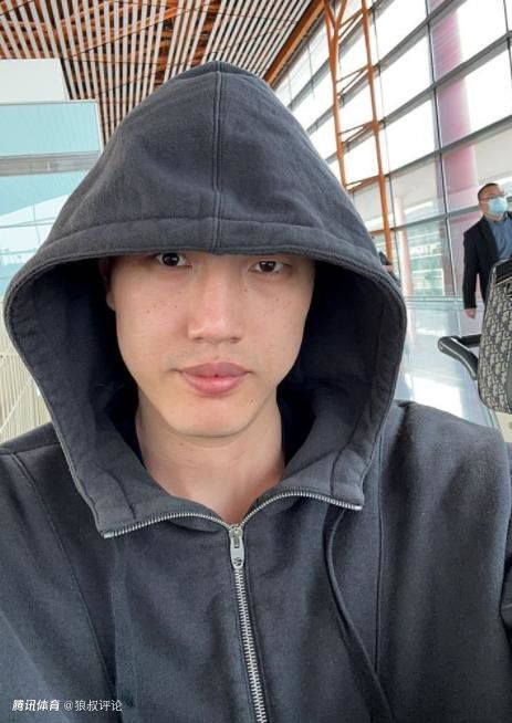 我这不是怕你们一路舟车劳顿太辛苦嘛，所以就想着带车队过来接你们，车队就在外面等着，随时可以送你们去酒店。